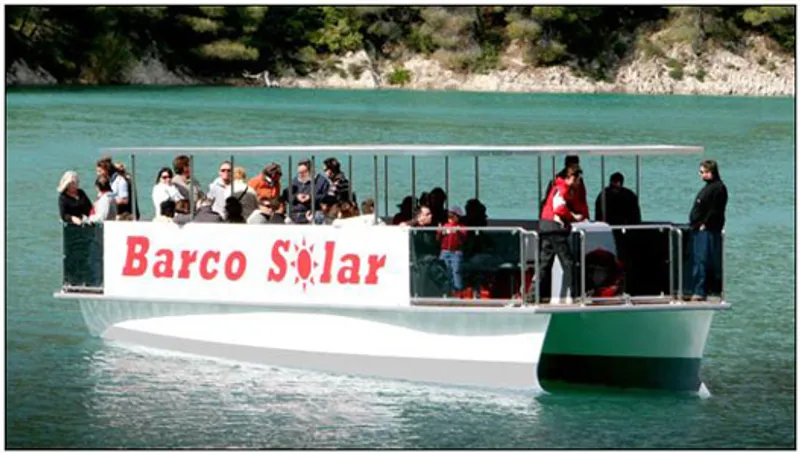 Barco solar en el embalse de Guadalest