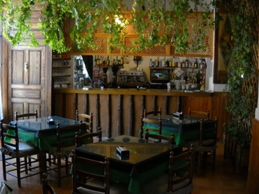 Barra del bar donde se sirven los almuerzos