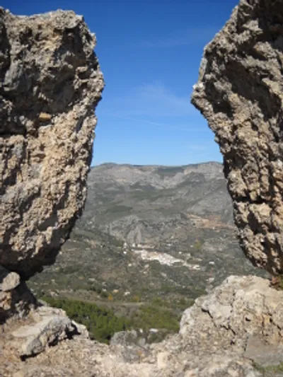 Castellet de Confrides, torre y murallas