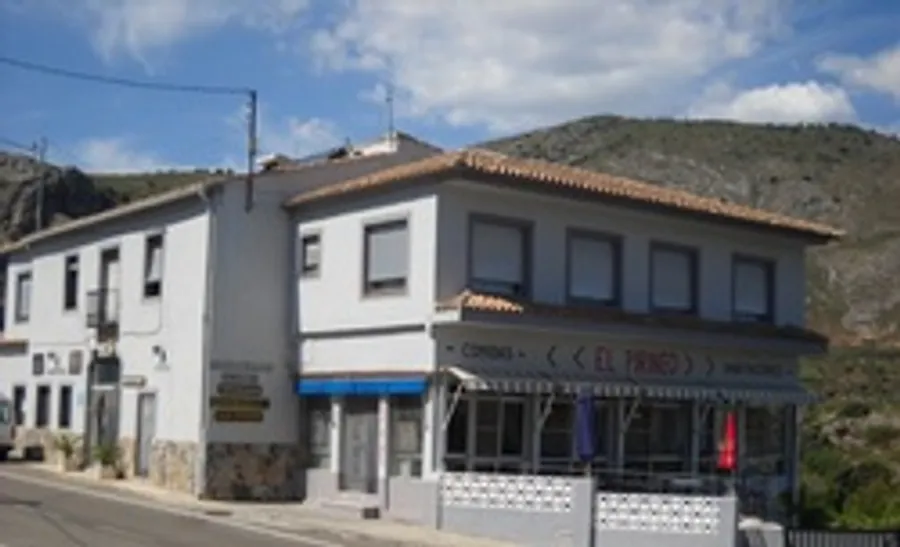 Fachada del restaurante El Pirineo en Confrides